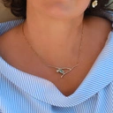 Złocony naszyjnik z gałązką oliwną z kryształem i żywicą. OLIWNA PRZYSTAŃ