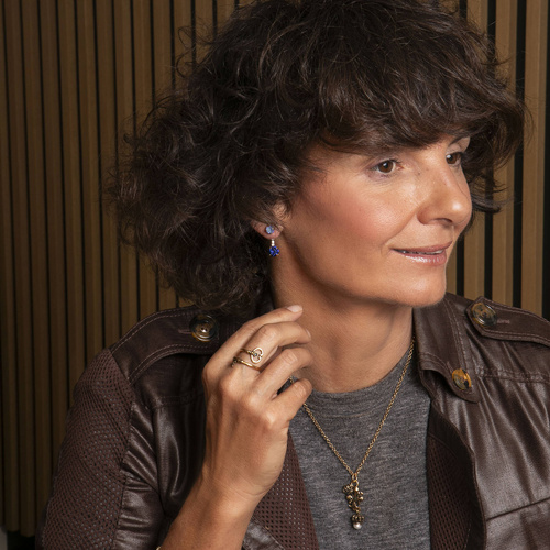 CÁLIDO - FRÍO. Pendientes debajo de la oreja