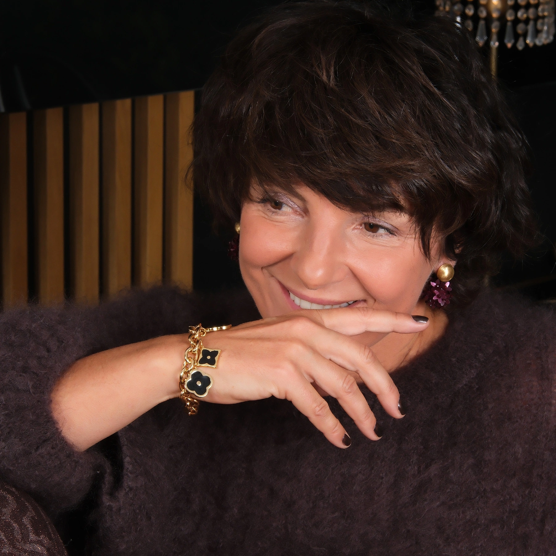 Wiszące kolczyki kule z burgundowymi kwiatkami. ŁYK NAMIĘTNOŚCI