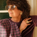 Pozłacane kolczyki kwiaty z perłami i szarymi kryształami. MILADY DE FLEURS