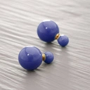 Dwustronne kolczyki z dwóch chabrowych kulek. PO POŁUDNIU