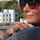 Pozłacany pierścionek z kryształkiem Bermuda Blue. ŹRÓDŁO MOCY