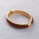 Złocona bransoletka z dekorem z akrylu w kolorze mokka. CAFE MOCCA