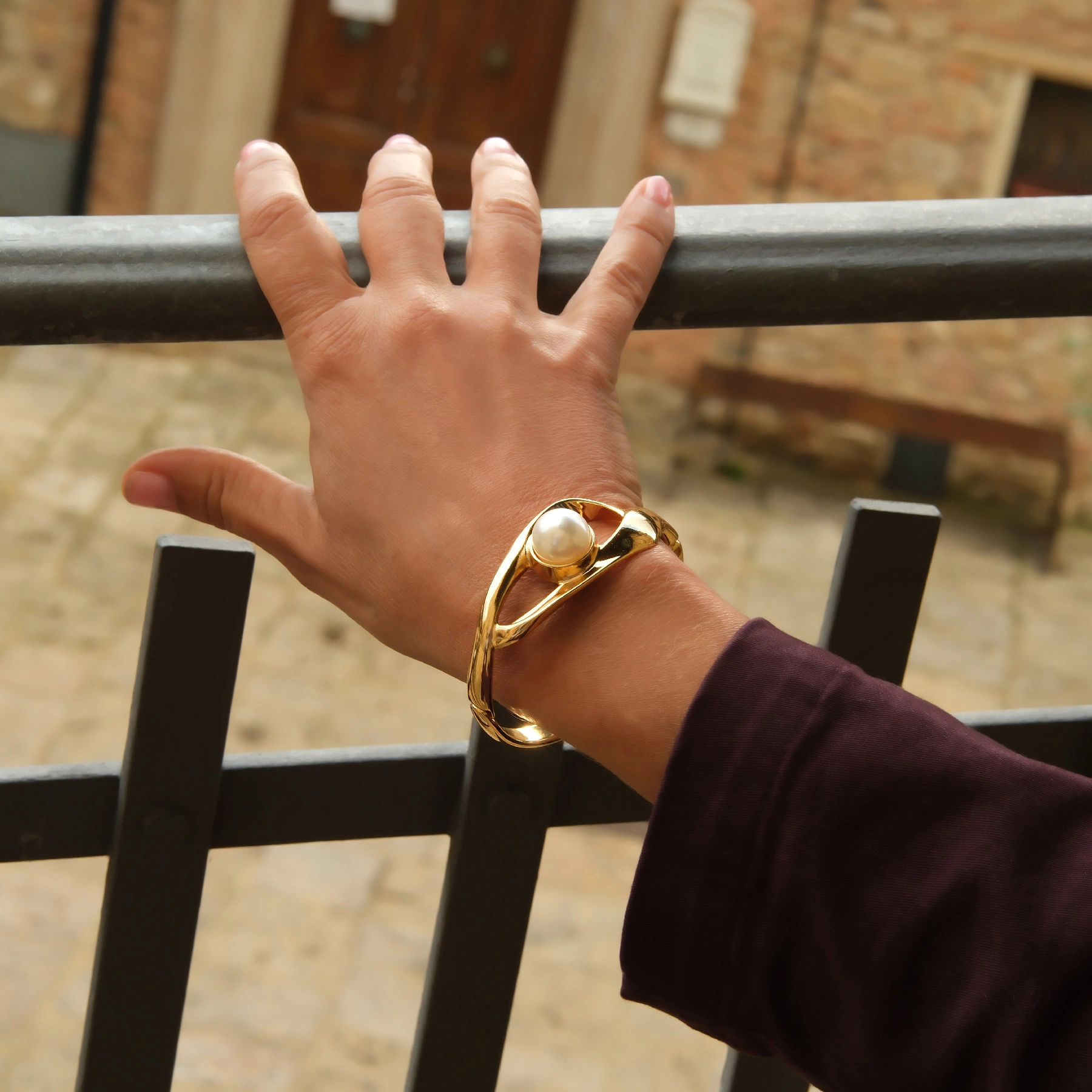 Sztywna złocona bransoletka z perłą słodkowodną. KANON PIĘKNA