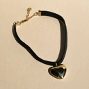 Choker na tasiemce z dużym pozłacanym sercem. PRAGNIESZ MNIE