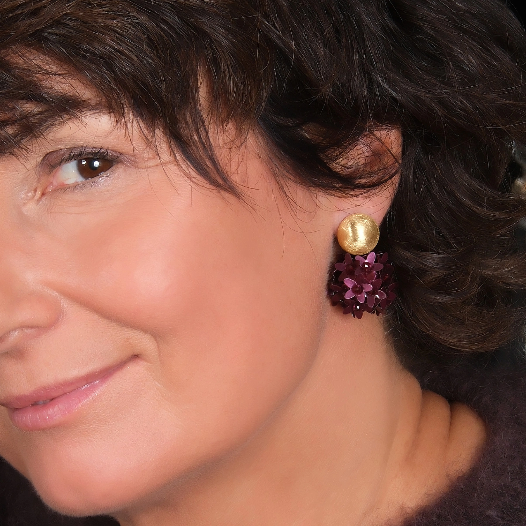 Wiszące kolczyki kule z burgundowymi kwiatkami. ŁYK NAMIĘTNOŚCI