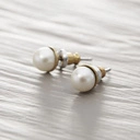 Kolczyki wkrętki z emaliowaną na perłowo kuleczką. UZIEMIONE