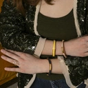 Bransoletka sztywna z połyskującymi kamieniami. RYTMY LATINO