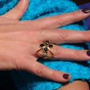 Duży kryształowy pierścionek w nowoczesnej formie. IDEALNY