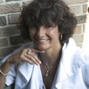 Krótki wisiorek na łańcuszku z prostokątnym kryształkiem. LEŚNA IGRASZKA