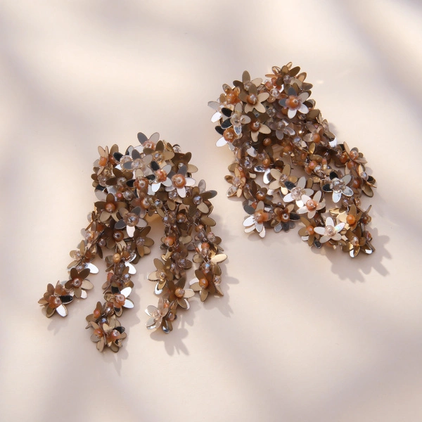 Długie kolczyki wiszące ze złotymi kwiatkami z cekinów. LUZ BLUSZCZ