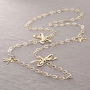 Długi naszyjnik łańcuch z zawieszkami ważkami. DELIKATNOŚĆ