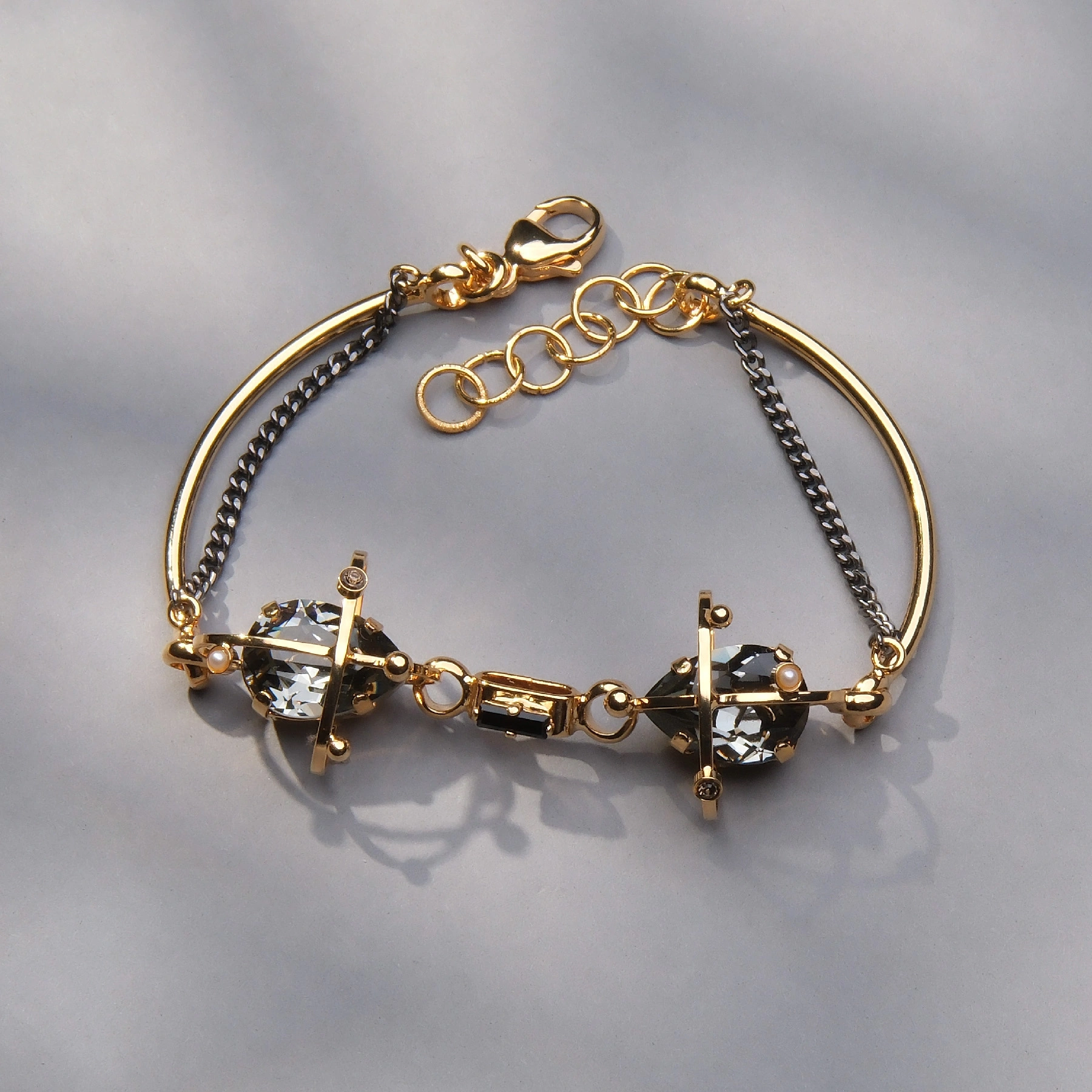 Sztywna złocona bransoletka z perłami i szarymi kryształami. DWA KSIĘŻYCE