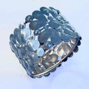 Szeroka zlocona bransoletka z niebieskimi kwiatami. GIARDINO SEGRETO