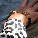 Bransoletka z głowami słoni i emaliowaną obręczą. CAROLINA