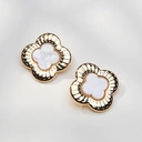 Duże złocone kolczyki w formie koniczyny z masą perłową. PORTRET SZCZĘŚCIA