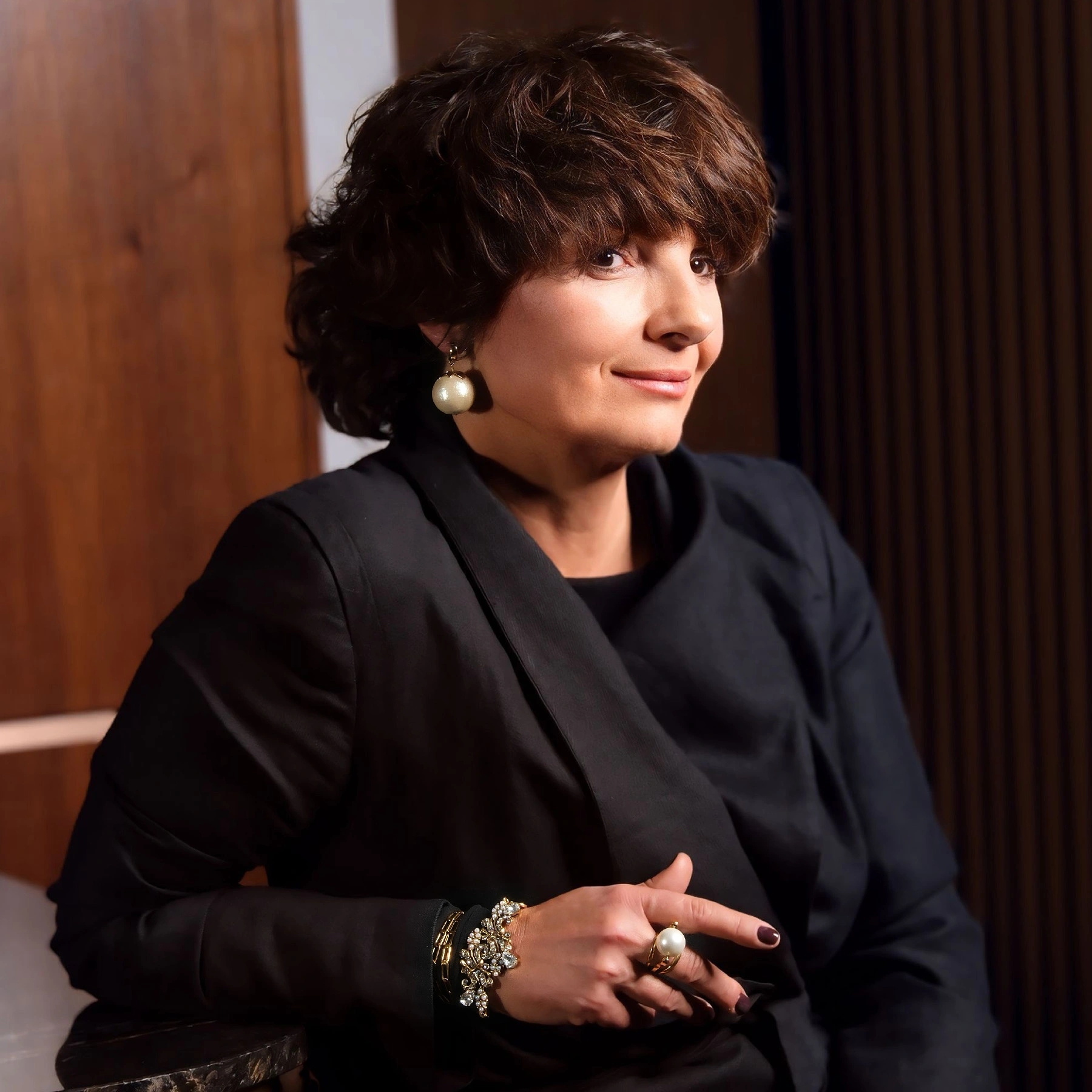 Złocony pierścionek z perłą w subtelnej oprawie. MICHELE