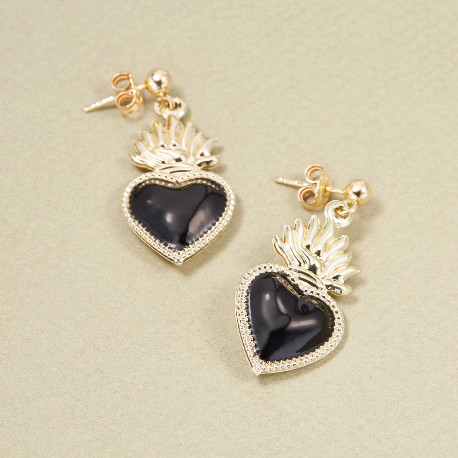 Wiszące kolczyki serca wotywne w wersji czarno złotej. MIŁOSNA EKSTAZA