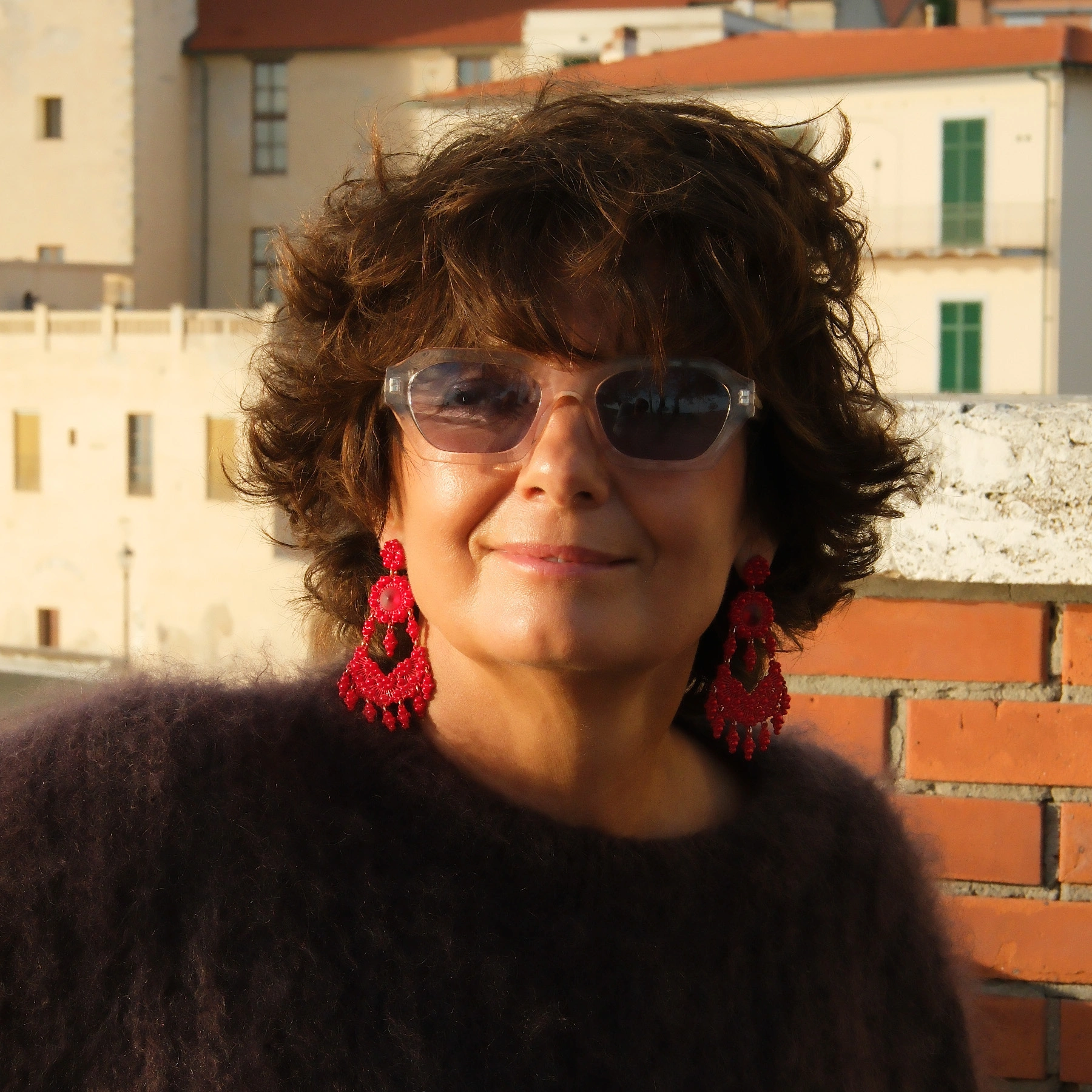 Kolczyki z motywem kwiatów i kryształem w czerwieni. FESTA ROSSA