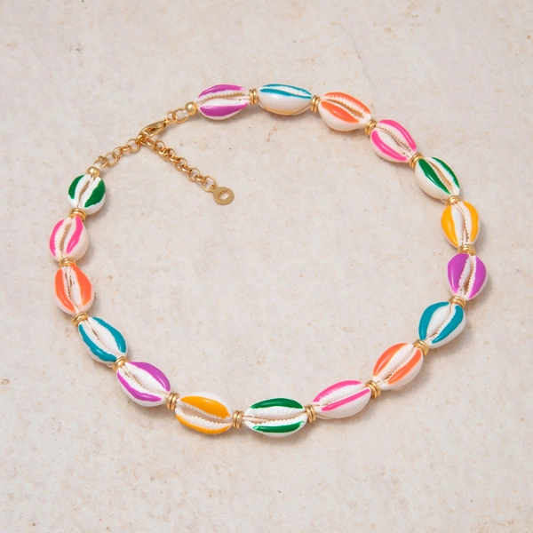 Krótki naszyjnik z kolorowych, emaliowanych muszelek. JAK NA LATO