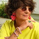 Kolczyki w kształcie różówych kwiatów na złoconym drucie. RAJSKA ŁĄKA