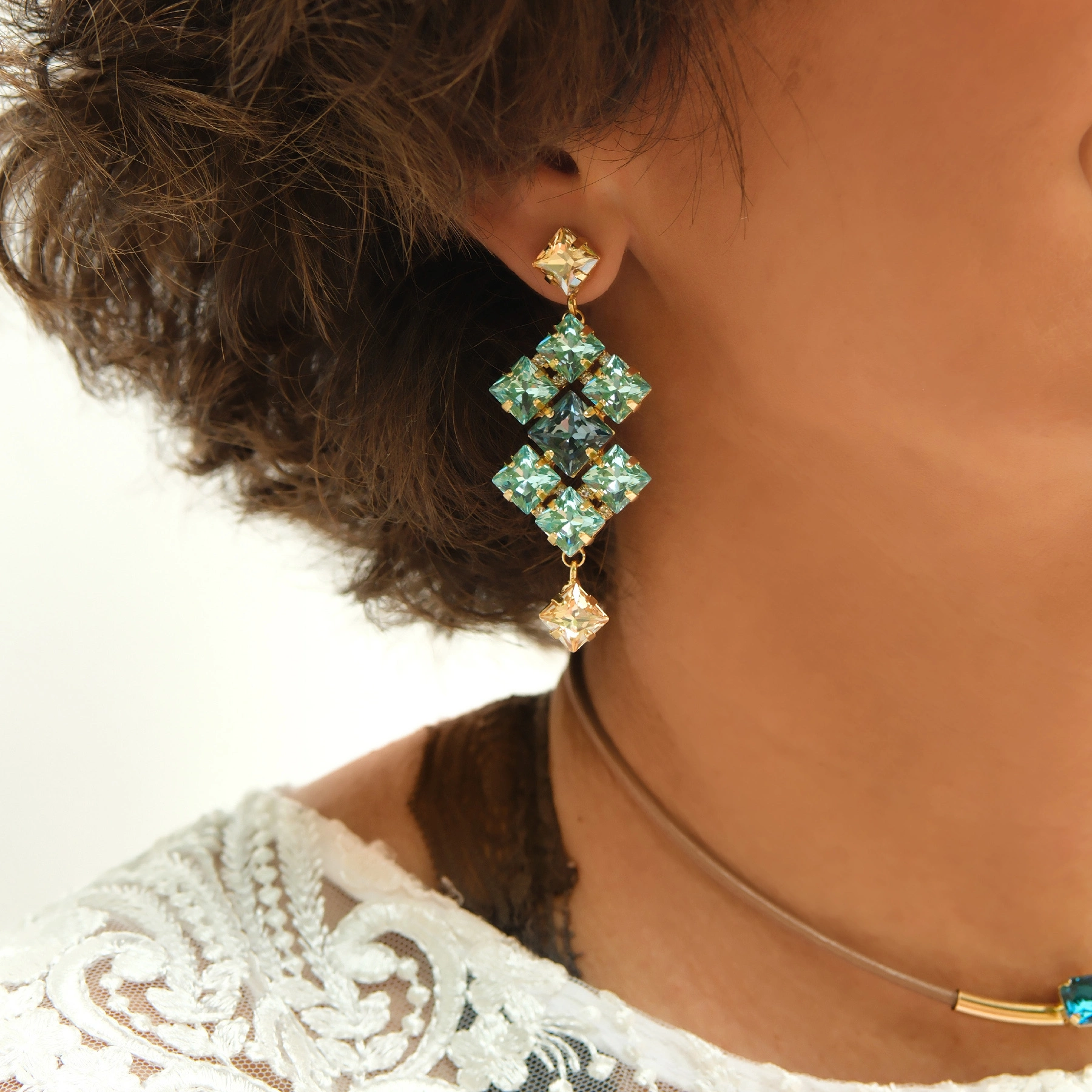 Pozłacane kolczyki wiszące z kryształami w formie rombów. ZACHÓD W PORCIE JAFFA