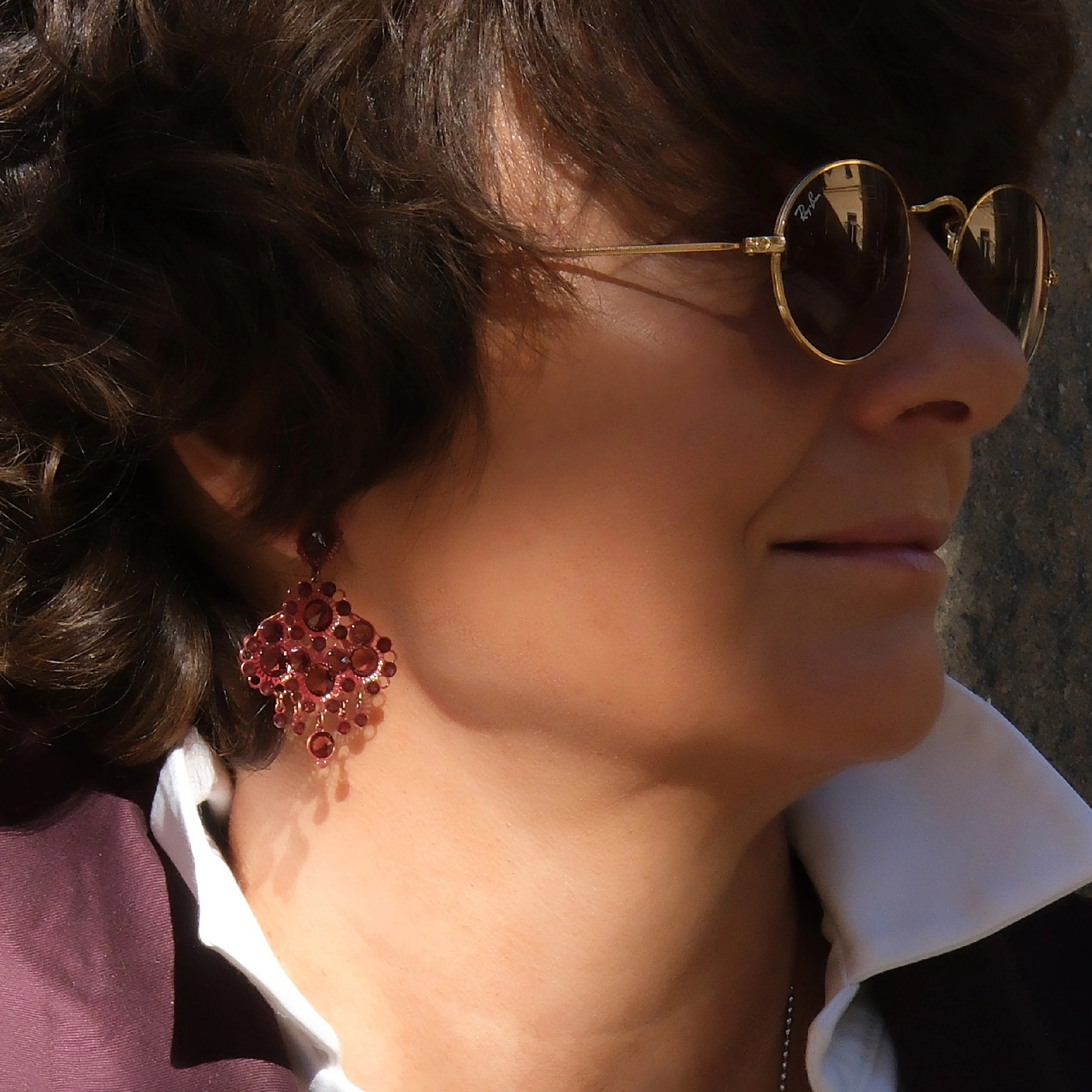 Kolczyki z motywem kwiatów z kryształami w tonie cabernet. LUCE DEL NORD