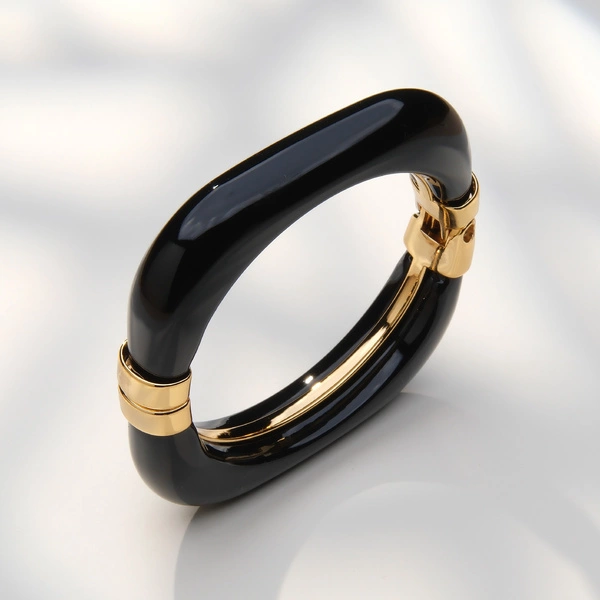 Sztywna bransoletka w formie kwadratu z czarnego akrylu. DAMA PIK