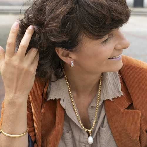 PERLA DE ALEGRÍA. Un colgante en una cadena con una perla.
