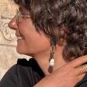 Pozłacany spiralny pierścionek z trójkątnym kryształkiem. BŁYSZCZĄCE PNĄCZE