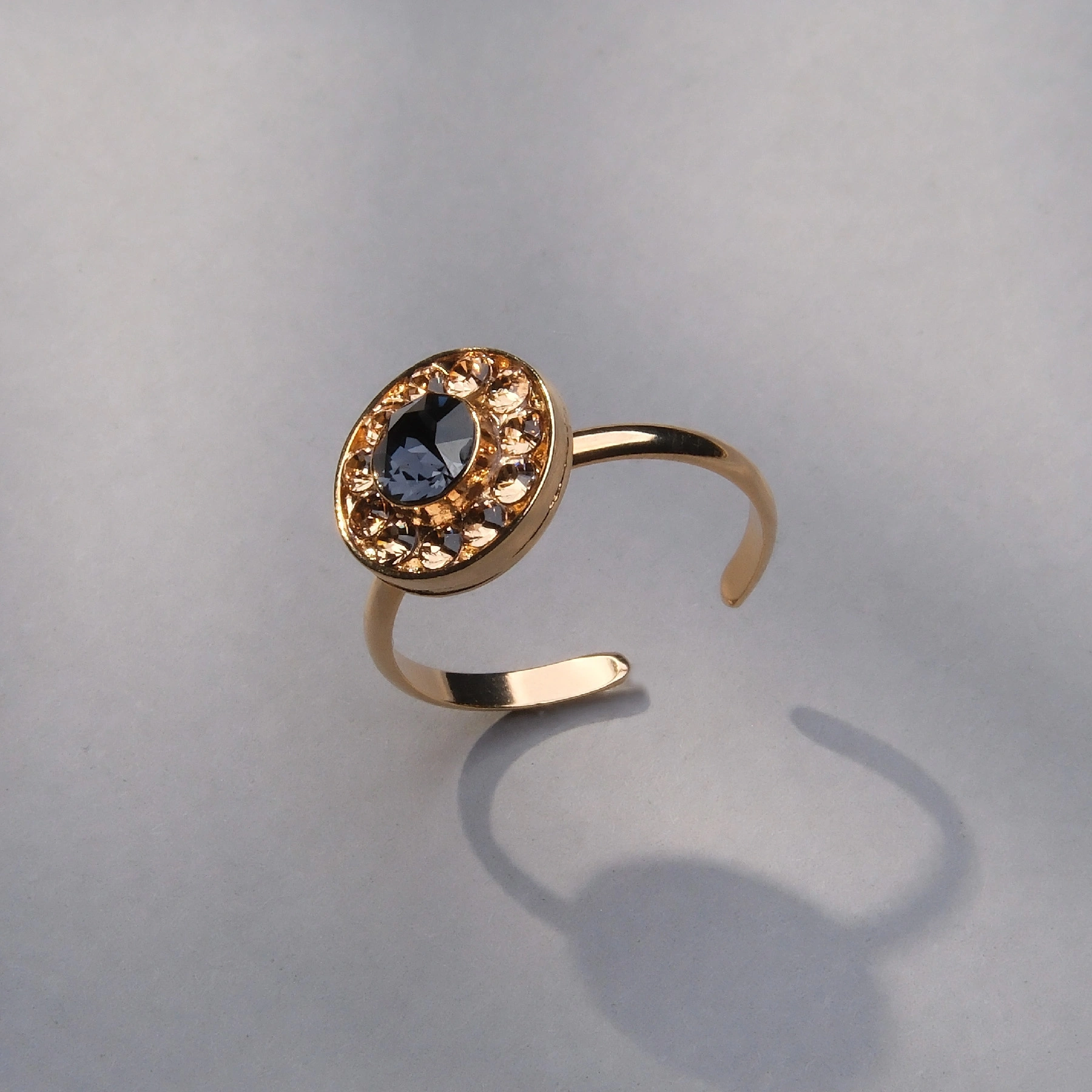 Mały pierścionek z niebieskim i szampańskimi kryształkami. ZŁOTA ESKORTA