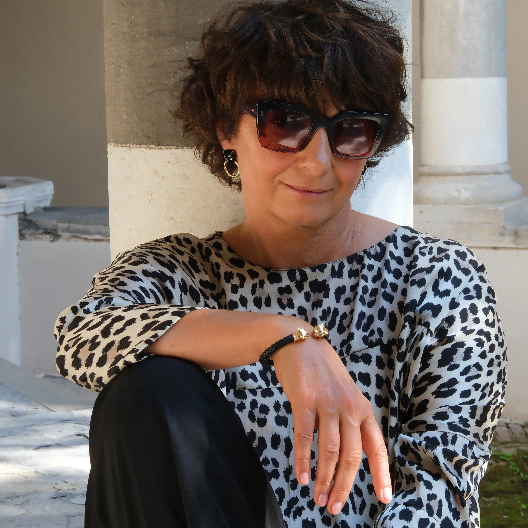 Sztywna skórzana bransoletka ze złotymi głowami panter. POZNAJMY SIĘ