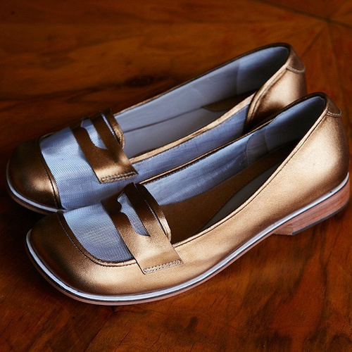 Styl "Oxford" na lato. Złote mokasyny z siateczką r. 39