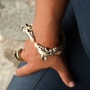 Pozłacany pierścień z głową zebry z cyrkoniami. PASKI MOCY