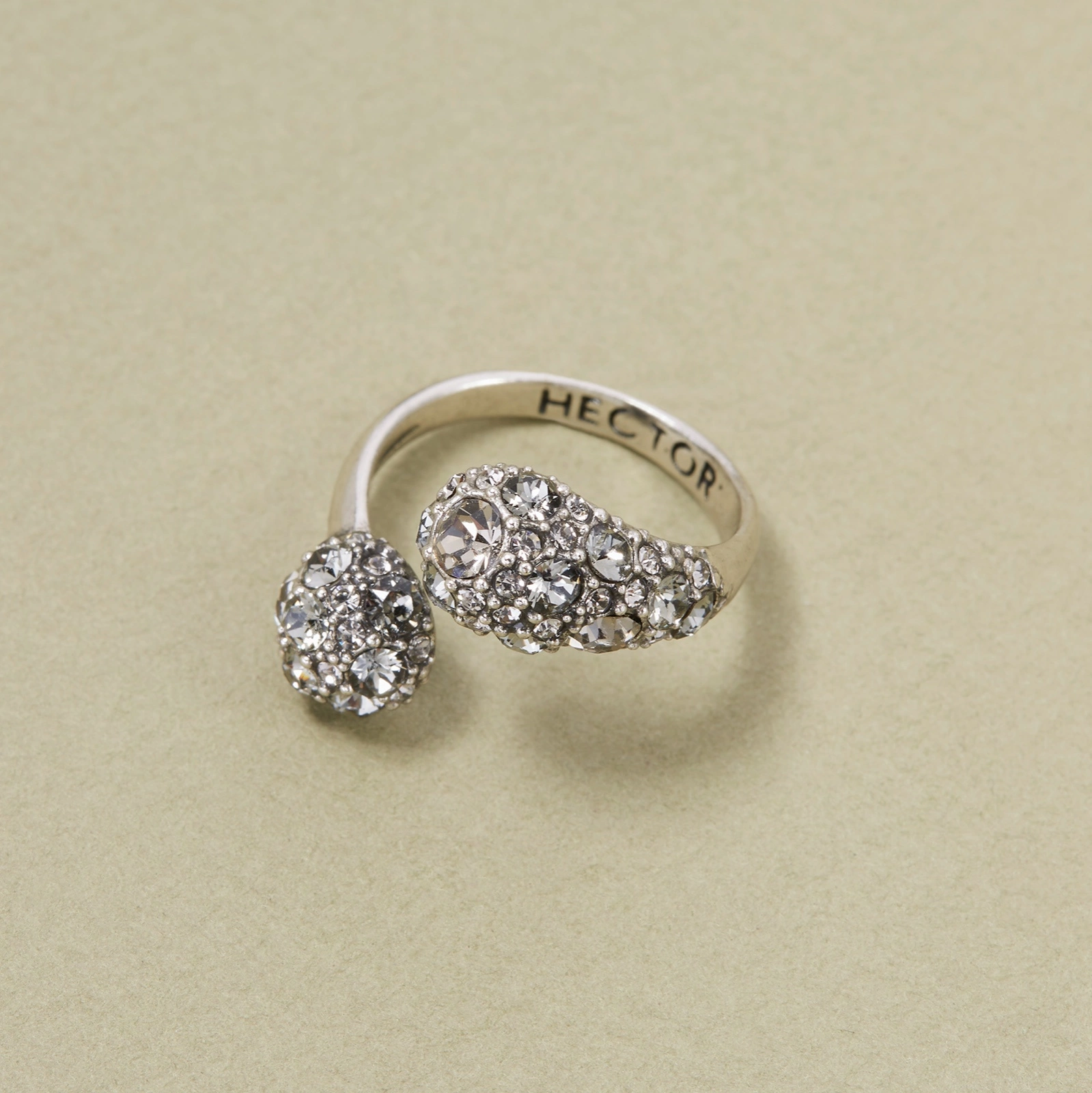 Otwarty srebrzony pierścionek z kryształowymi łezkami. DO ŁEZKI ŁEZKA