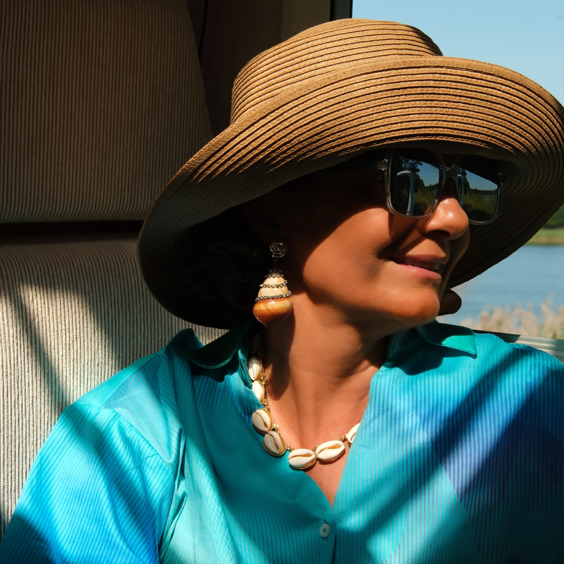 Pozłacane kolczyki z muszlą osadzoną w łańcuszkach. ECHO OCEANU