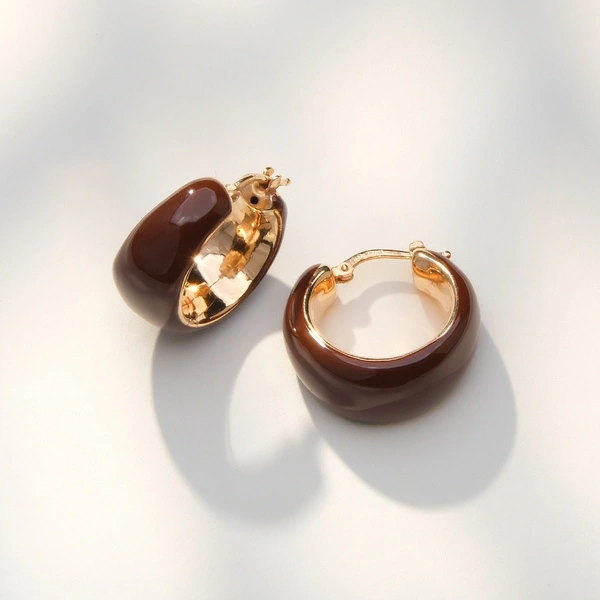 Złocone kolczyki okręgi z brązowym dekorem z emalii. KAWA O PORANKU