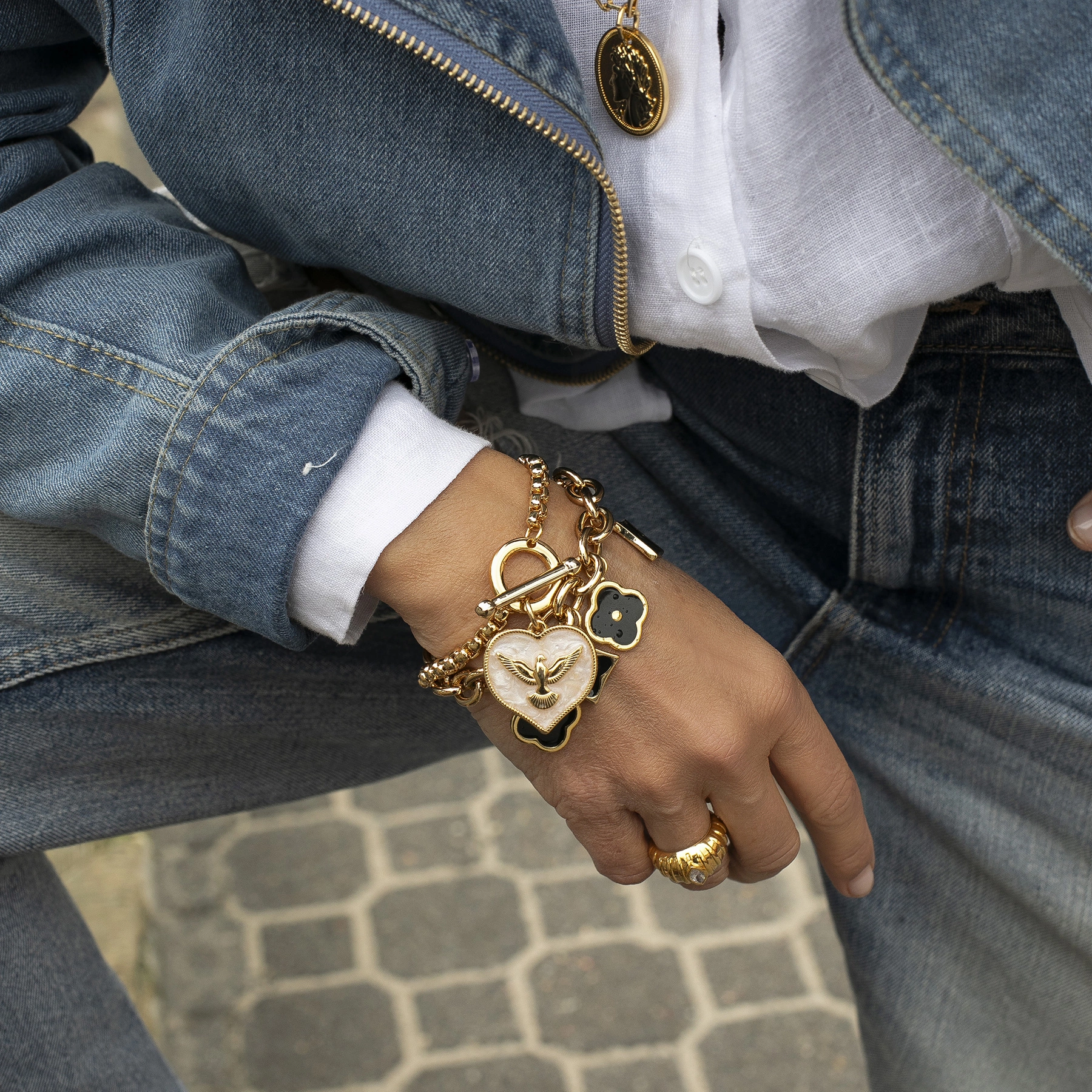 Złocona bransoletka łańcuch z sercem z motywem gołębicy. SERCE NA DŁONI