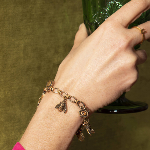 U - Ulka. Pierścionek z literką U