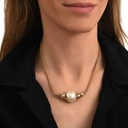 Złocony naszyjnik z perłą bawełnianą w objęciu liści. BON TON W MENTON