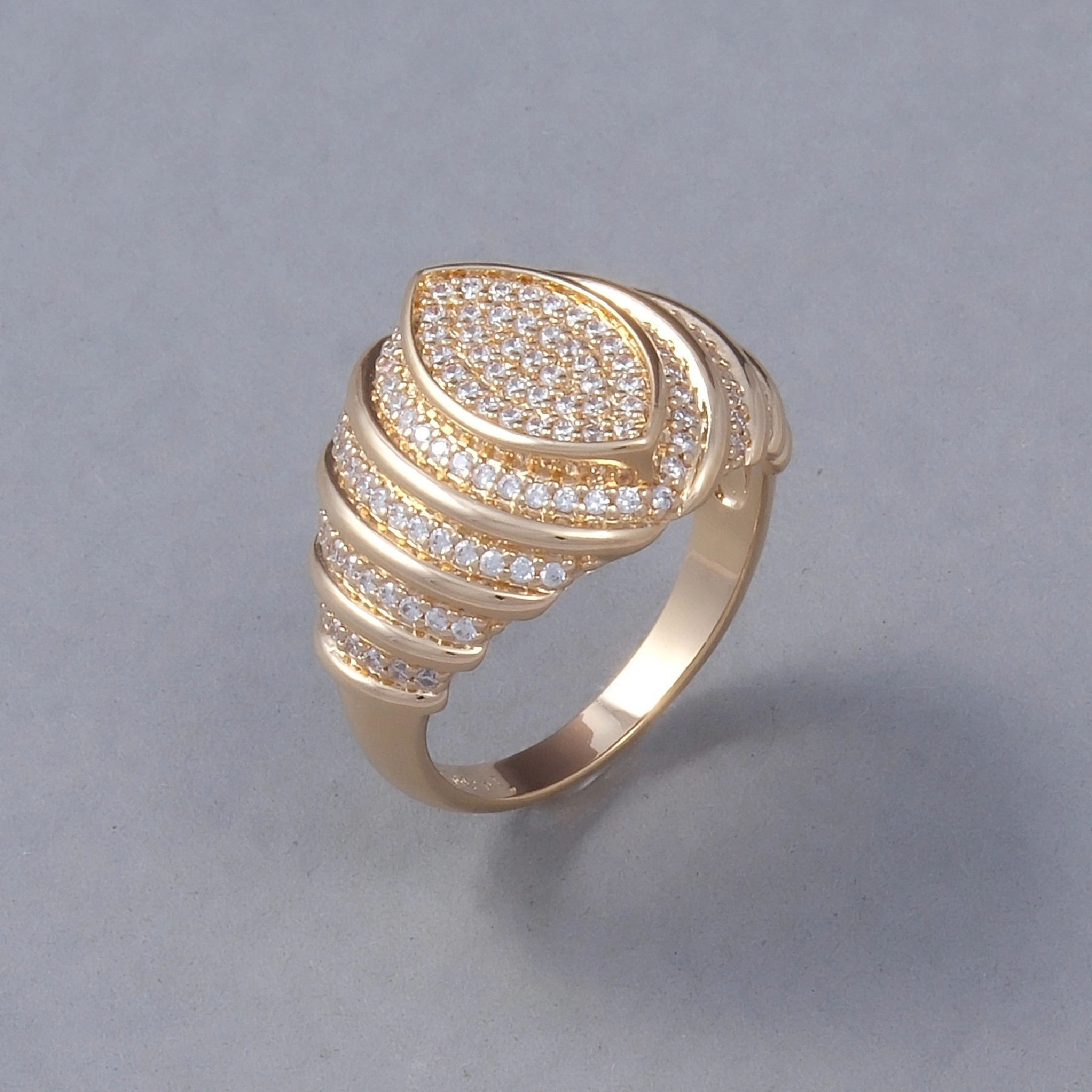 Duży pozłacany pierścionek z dekorem z cyrkoniami. PASSAGE DE PRINCES