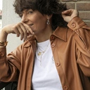 Sztywna otwierana bransoletka w kolorze złotym. ZBLIŻENIE