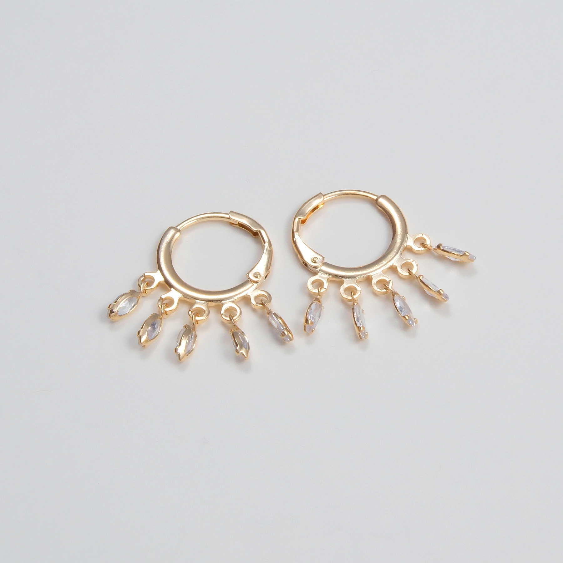 Pozłacane kolczyki koła z kryształkami w kształcie łezek. ŁEZKI PORANKA