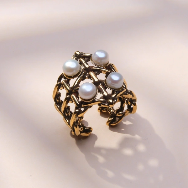 Złocony ażurowy pierścionek z czterema perełkami. LIZ