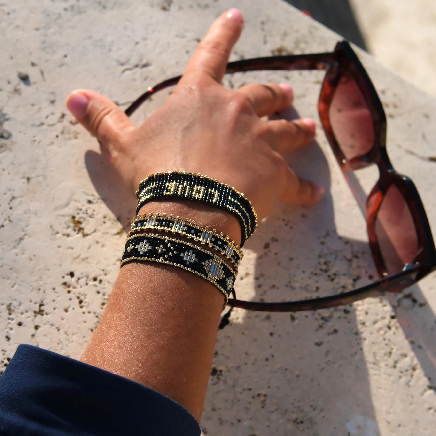 Bransoletka z czarnych paciorków Miyuki ze złotym napisem. CZUŁOŚCI W CIEMNOŚCI