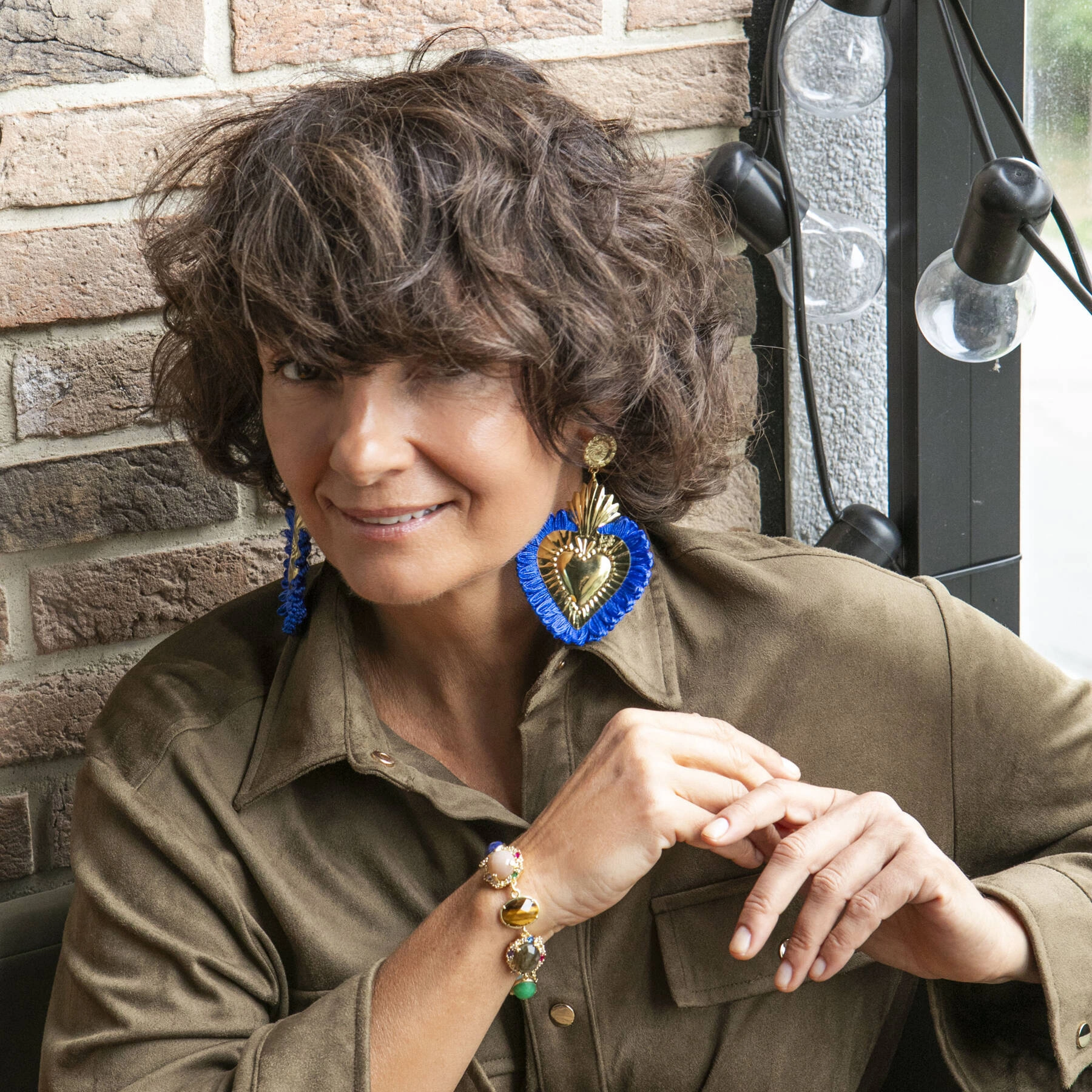 Pozłacane kolczyki serca z błękitnymi frędzelkami. MACALDA DI SCALETTA