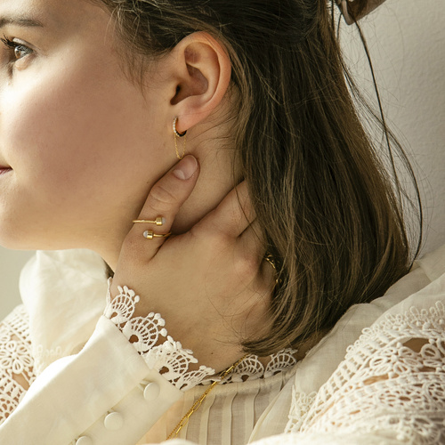 CON AGRADECIMIENTO. Un anillo delicado con bolas blancas.