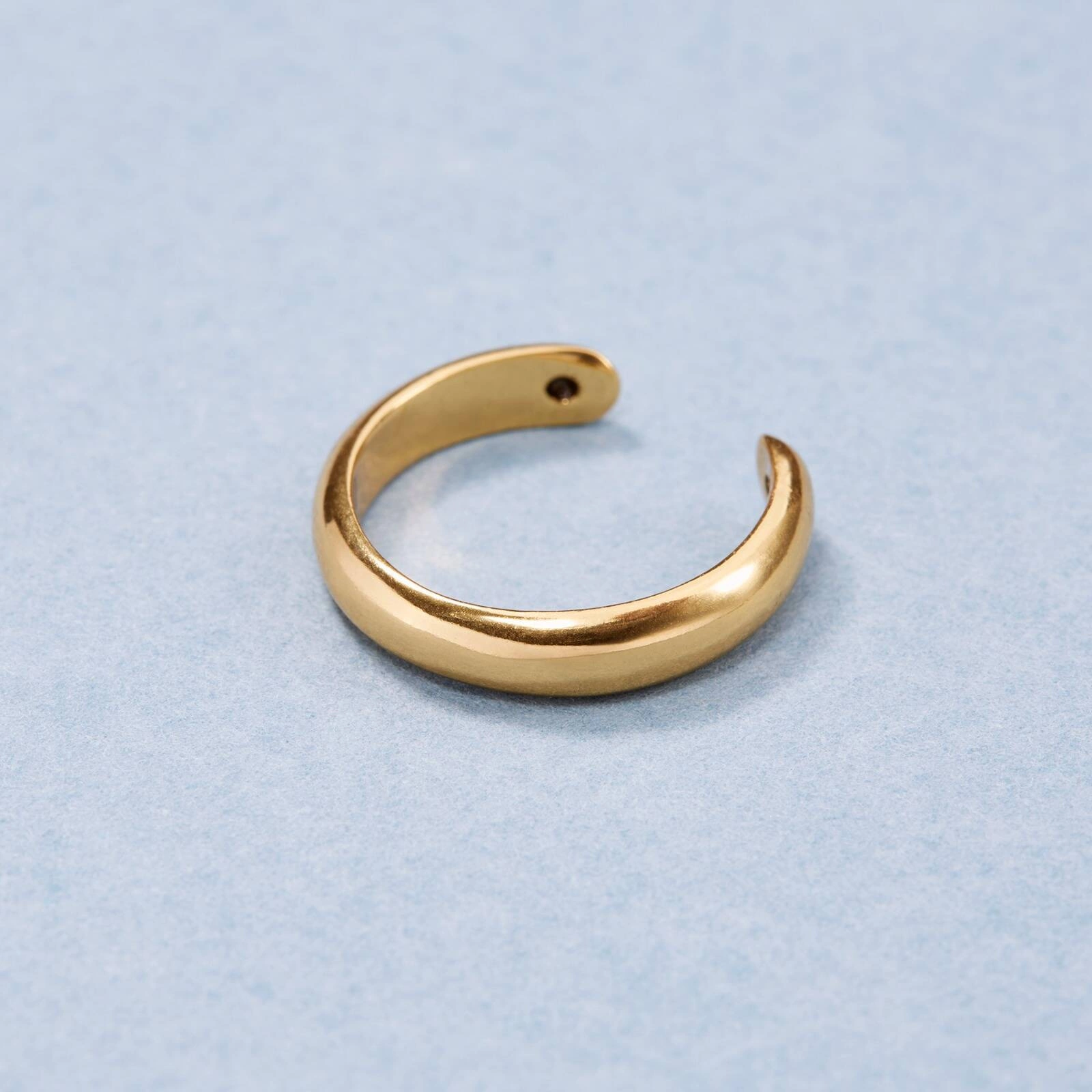 Otwarta pozłacana obrączka w kolorze Vintage Gold. PLUS MINUS