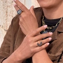 Złoty pierścionek z dekorem z diamentowych łańcuszków. WINOBRANIE