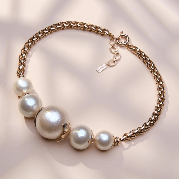 Złocony naszyjnik z rzędem pereł bawełnianych i liśćmi. ŚWIATŁA RIWIERY